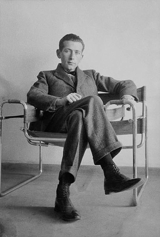Marcel-Breuer-sitting-on-his-Wassily-chair