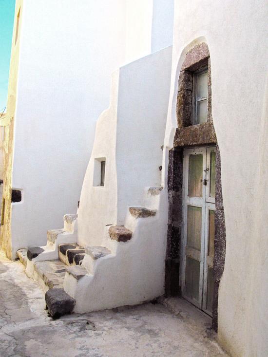 traditional_housing_complex_Santorini_13
